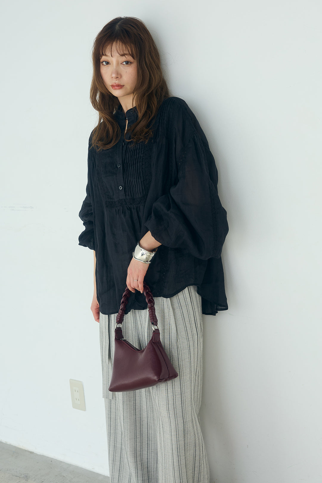 [SET]レース刺繍ラインバンドカラーシャツ+リネンライクピンストライプサイドデザインパンツ(2set)