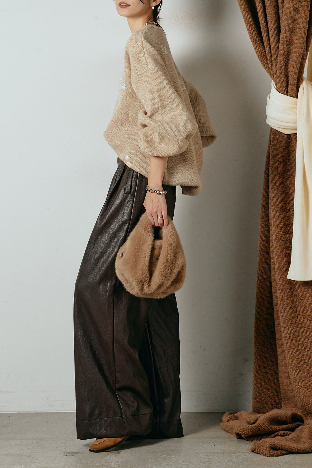 [SET]刺繍ロゴランダムデザインニットトップス+ベルト付きレザーライクタックパンツ(2set)