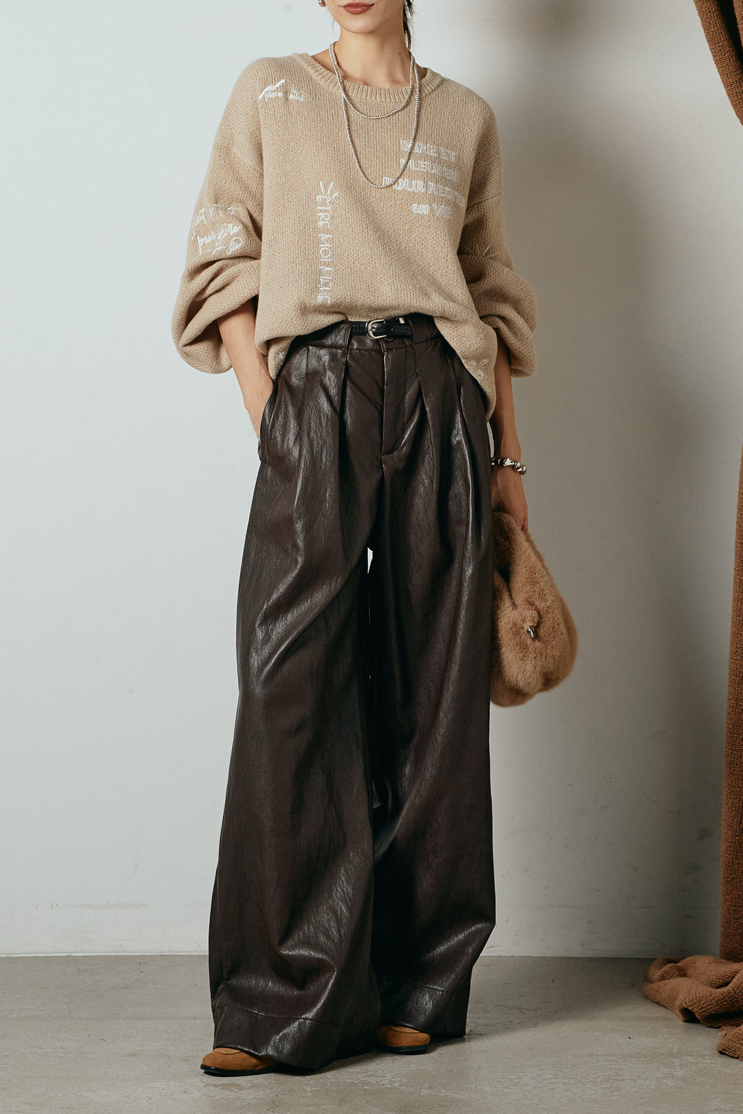 [SET]刺繍ロゴランダムデザインニットトップス+ベルト付きレザーライクタックパンツ(2set)