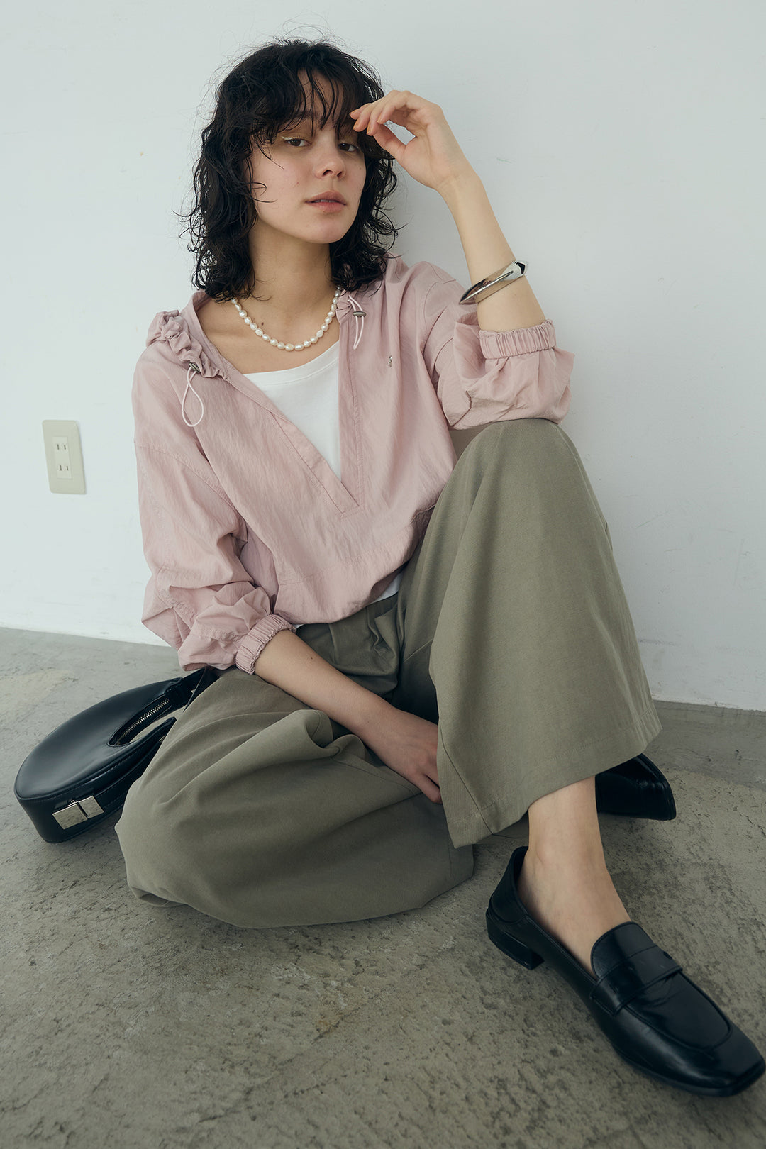 [SET]レイヤードデザインフーディートップス+サイド調整ベルトタックパンツ(2set)