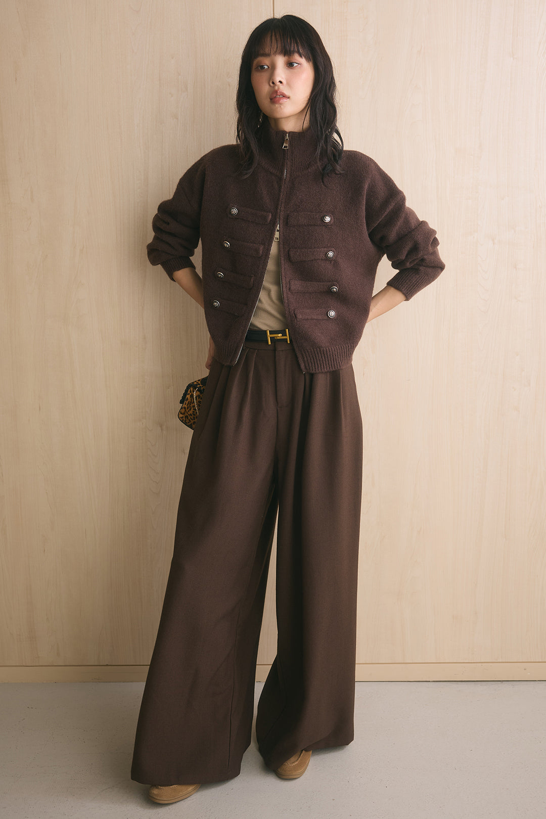 [SET]ナポレオンボタンハイネックニットブルゾン+ゴールドバックルベルト付きタックワイドパンツ(2set)