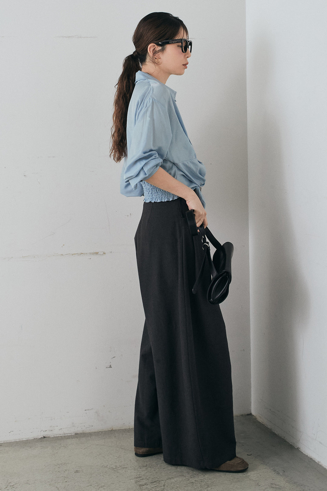 [SET]裾巻きツイストデザインシャツ+ベルト付きサイドタックワイドパンツ(2set)