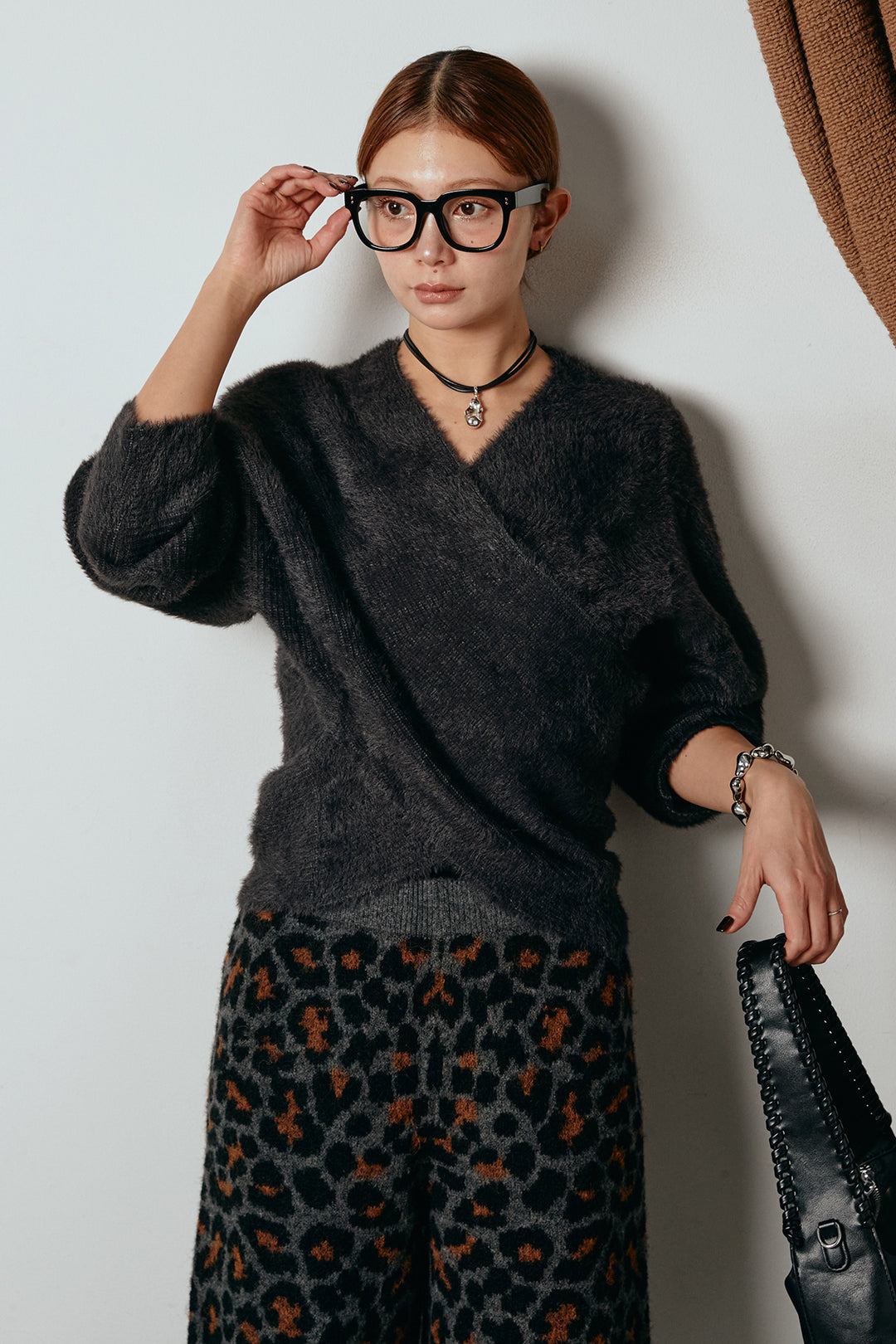 [SET]シャギーカシュクールニットトップス+リラックスレオパード柄ニットパンツ(2set)