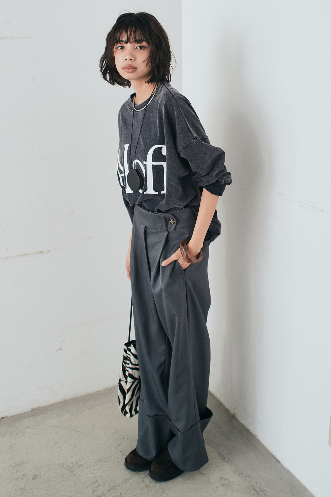 [SET]裾センタードロストロゴプリントワイドTシャツ+センタープレスセミワイドパンツ(2set)