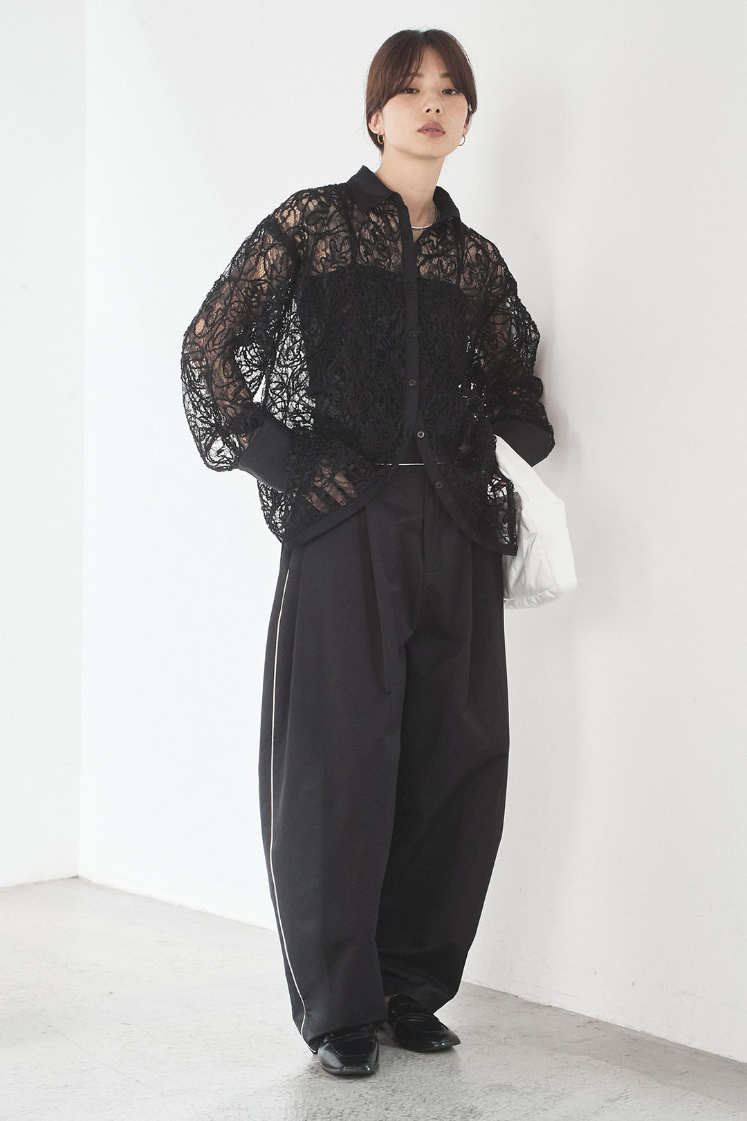 [SET]刺繍レースオーバーサイズシャツ+合繊ツイルパイピングタックカーブパンツ(2set)