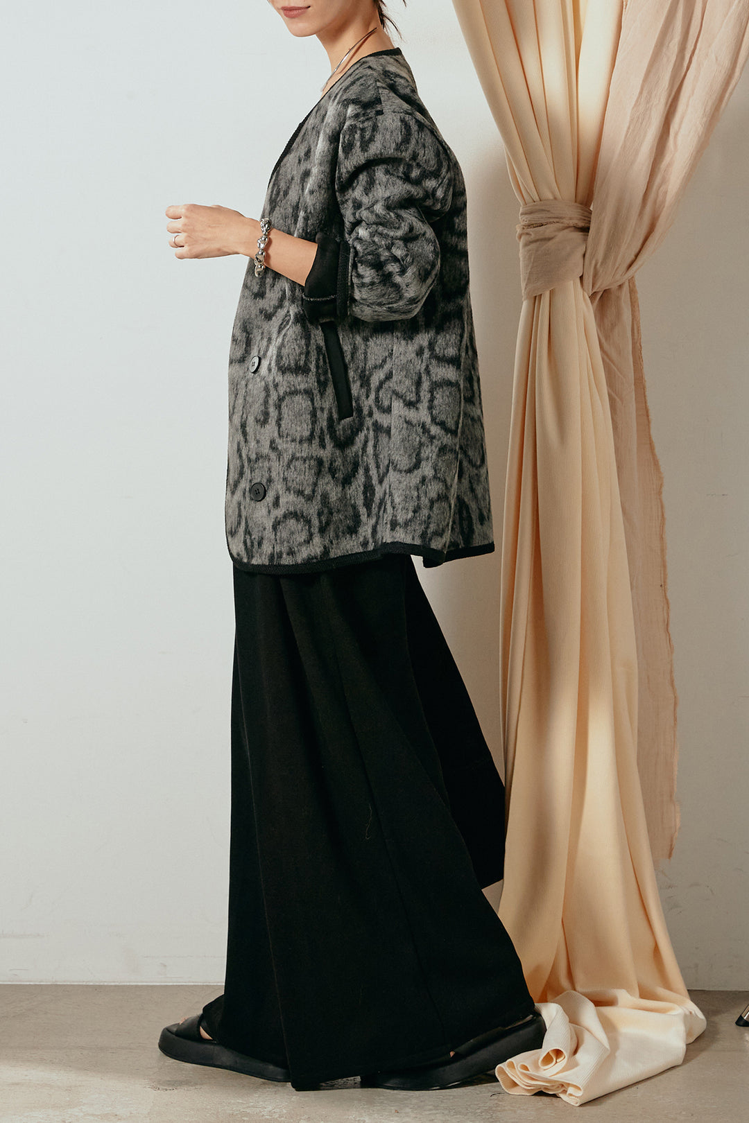 [SET]ノーカラーレオパード柄アウター+フェイクレザー太ベルト付きタックワイドパンツ(2set)