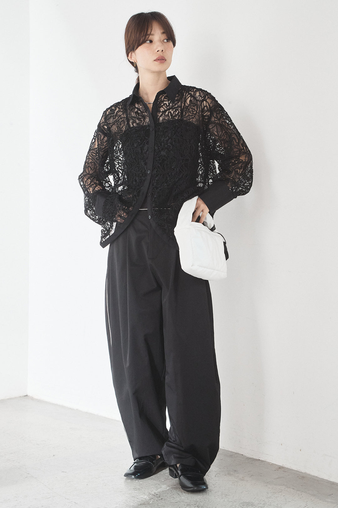 [SET]刺繍レースオーバーサイズシャツ+合繊ツイルパイピングタックカーブパンツ(2set)