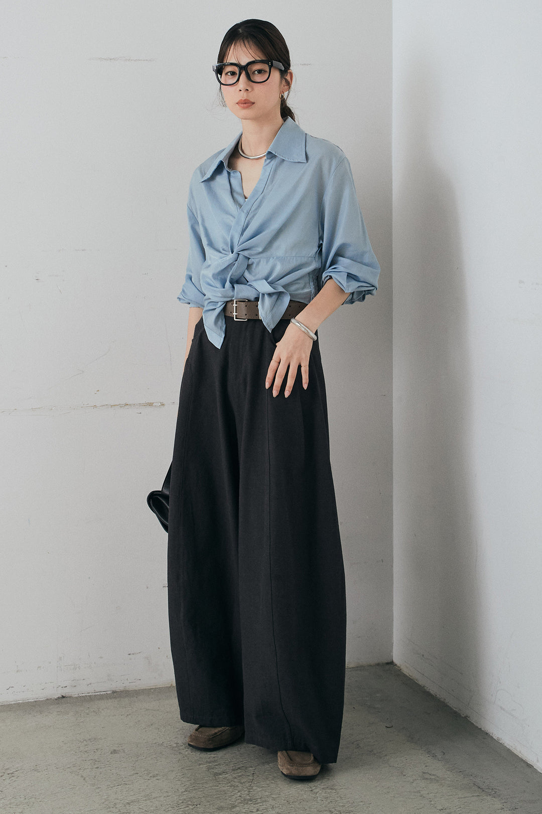 [SET]裾巻きツイストデザインシャツ+ベルト付きサイドタックワイドパンツ(2set)