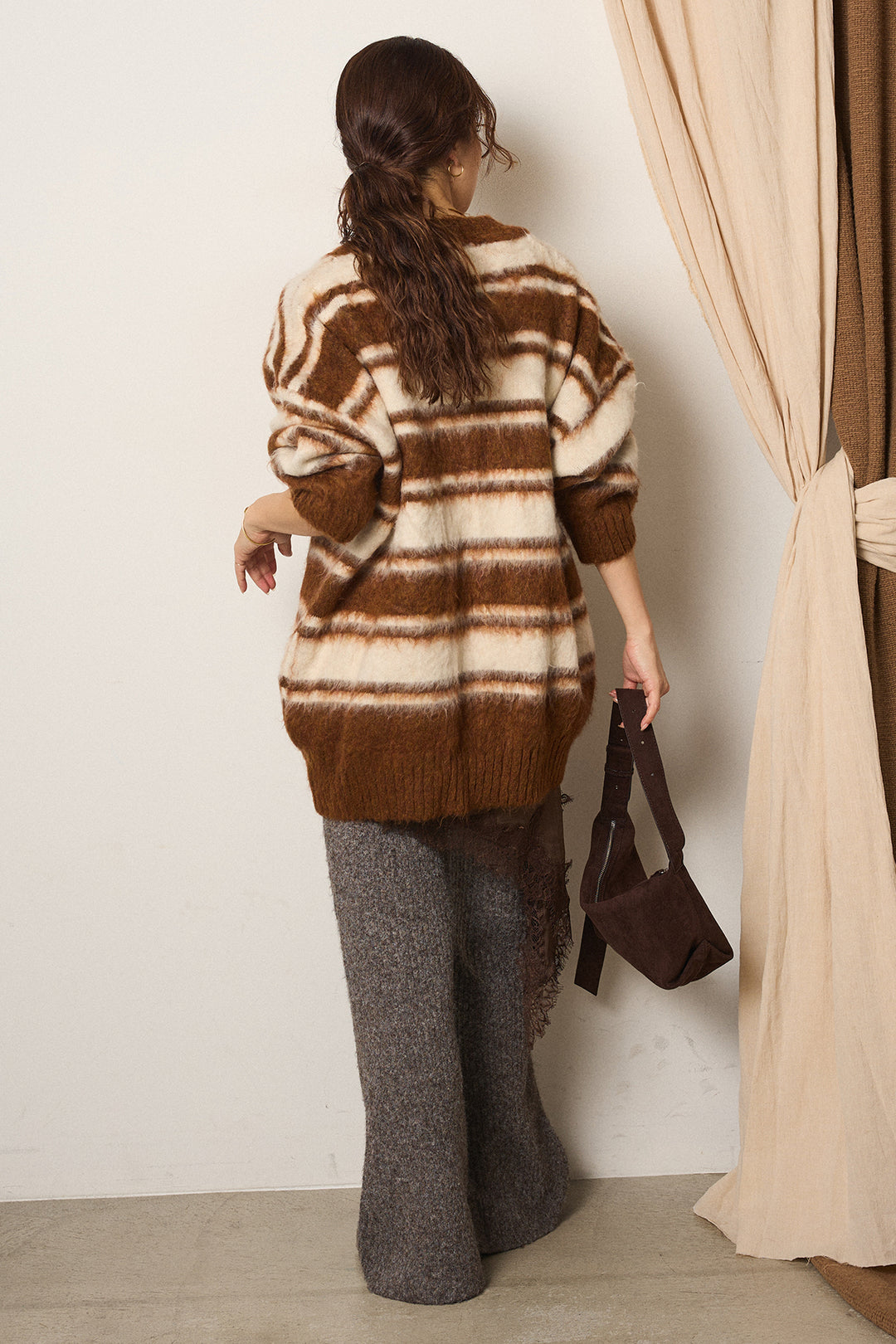 [SET]ルーズVネックボーダーニットトップス+レースドッキングサテンキャミソール(2set)