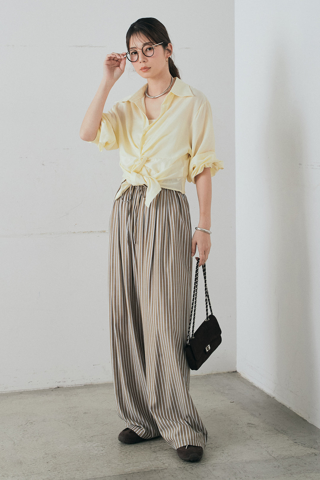 [SET]裾巻きツイストデザインシャツ+レーヨンストライプイージーワイドパンツ(2set)