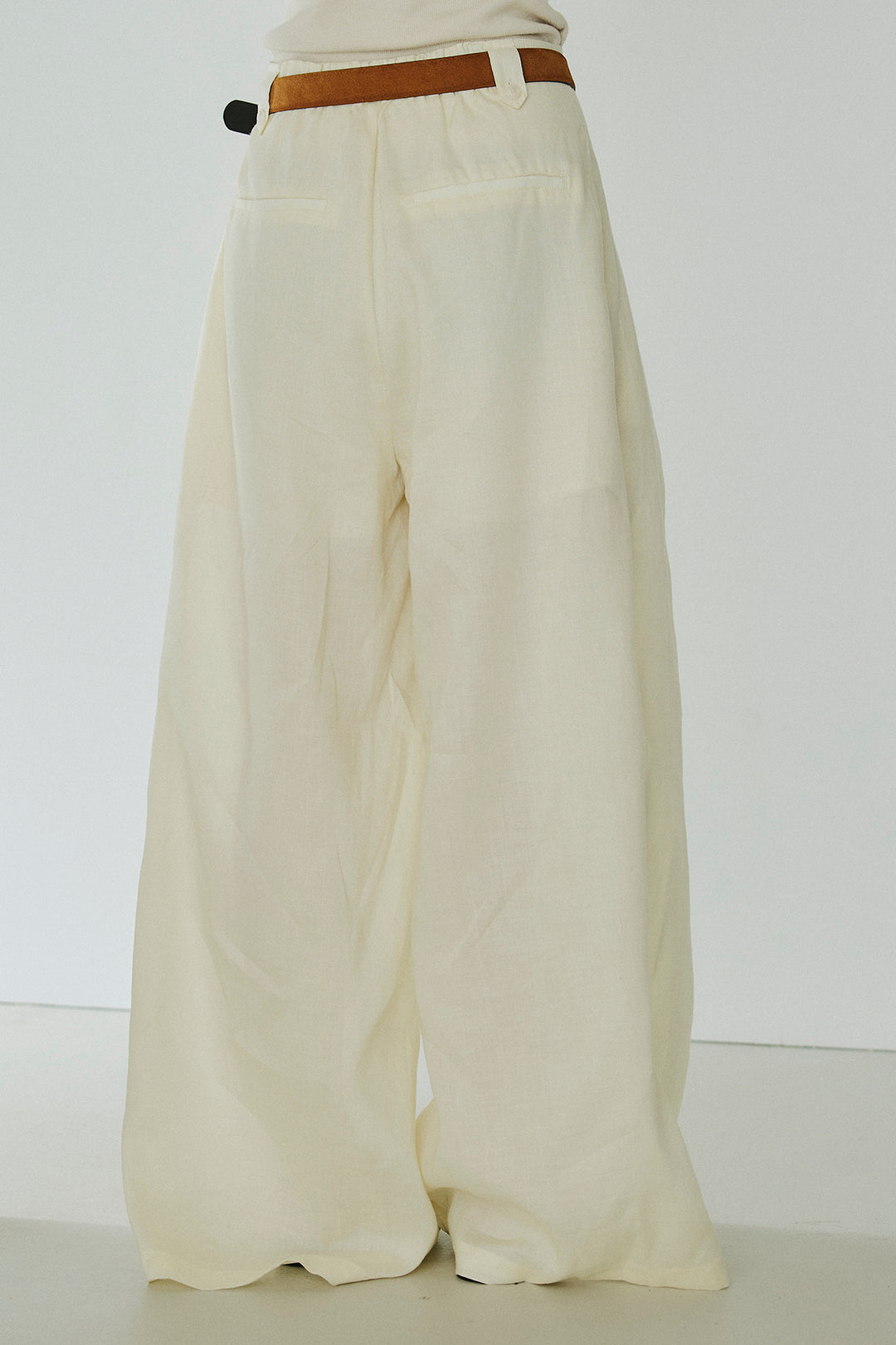 タック入りワイドパンツ