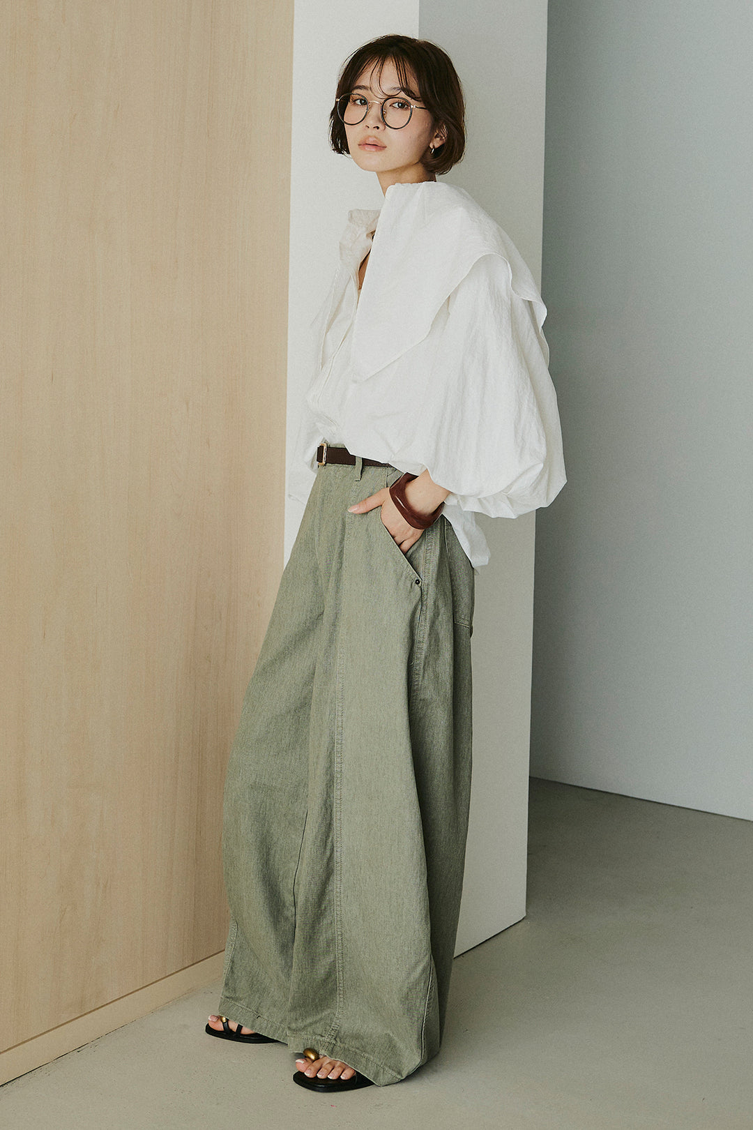 [SET]ケープカラーナイロンブラウス+サイドベルトカーブワイドパンツ(2set)