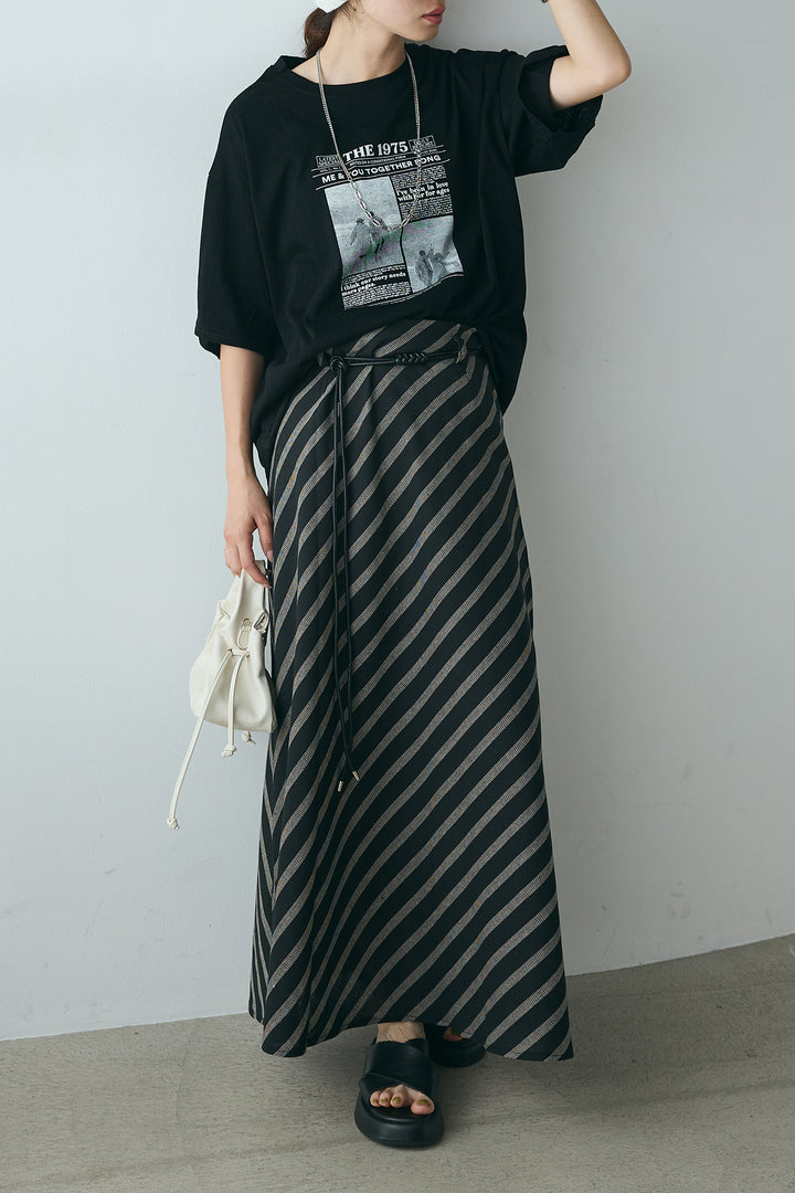 [SET]ニュースペーパーグラフィックTシャツ+ベルト付き斜めライン柄スカート(2set)