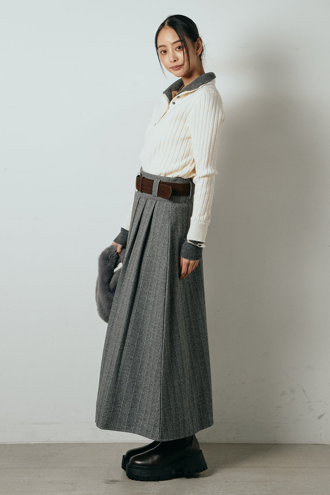 [SET]レイヤード風リブニットトップス+太ベルト付きヘリンボーンプリーツスカート(2set)