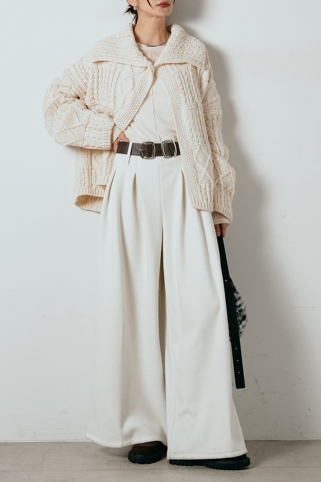 [SET]ビッグカラーケーブル編みニットトップス+フェイクレザー太ベルト付きタックワイドパンツ(2set)