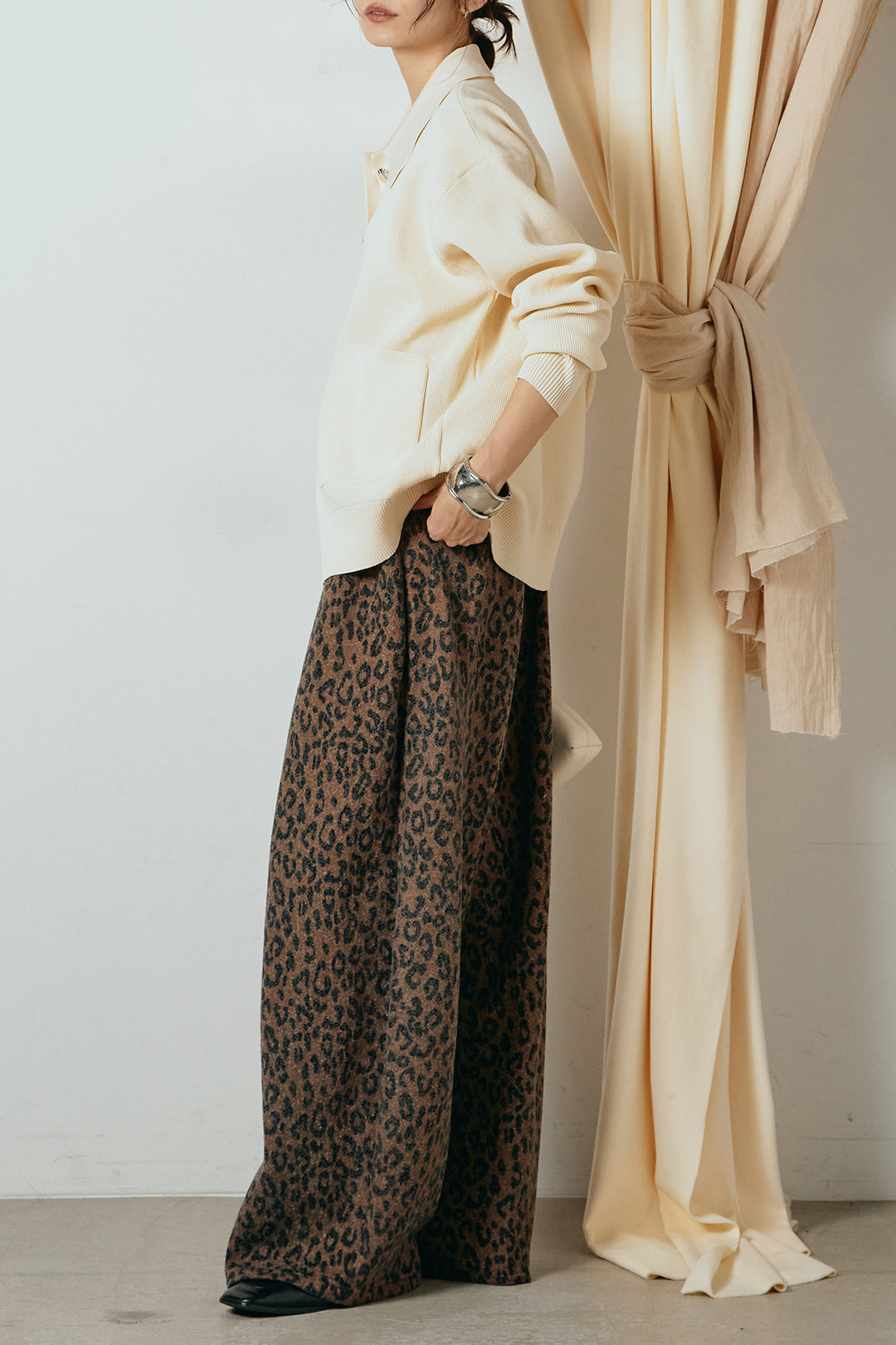 [SET]メタル釦衿付きニットカーディガン+リラックスレオパード柄ワイドパンツ(2set)