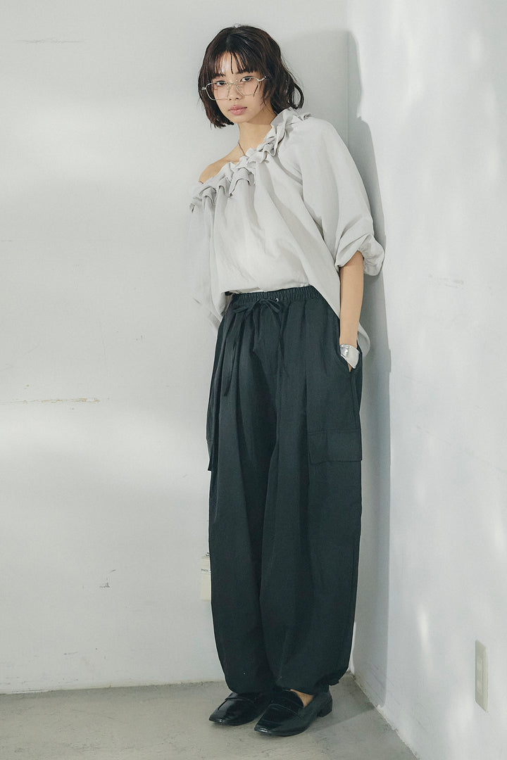 [SET]ネックフリルデザインブラウス+撥水ジョガーパンツ(2set)