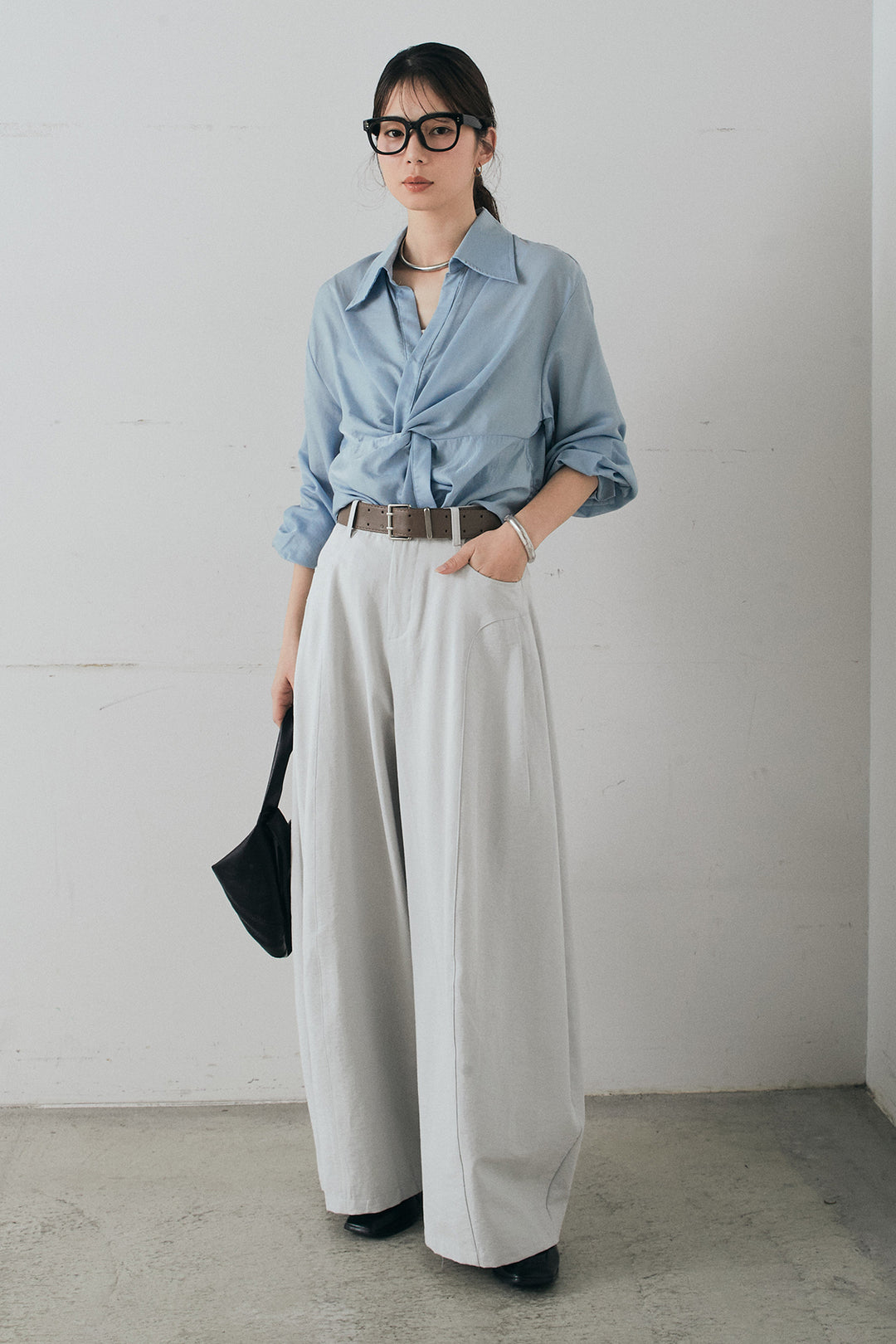 [SET]裾巻きツイストデザインシャツ+ベルト付きサイドタックワイドパンツ(2set)