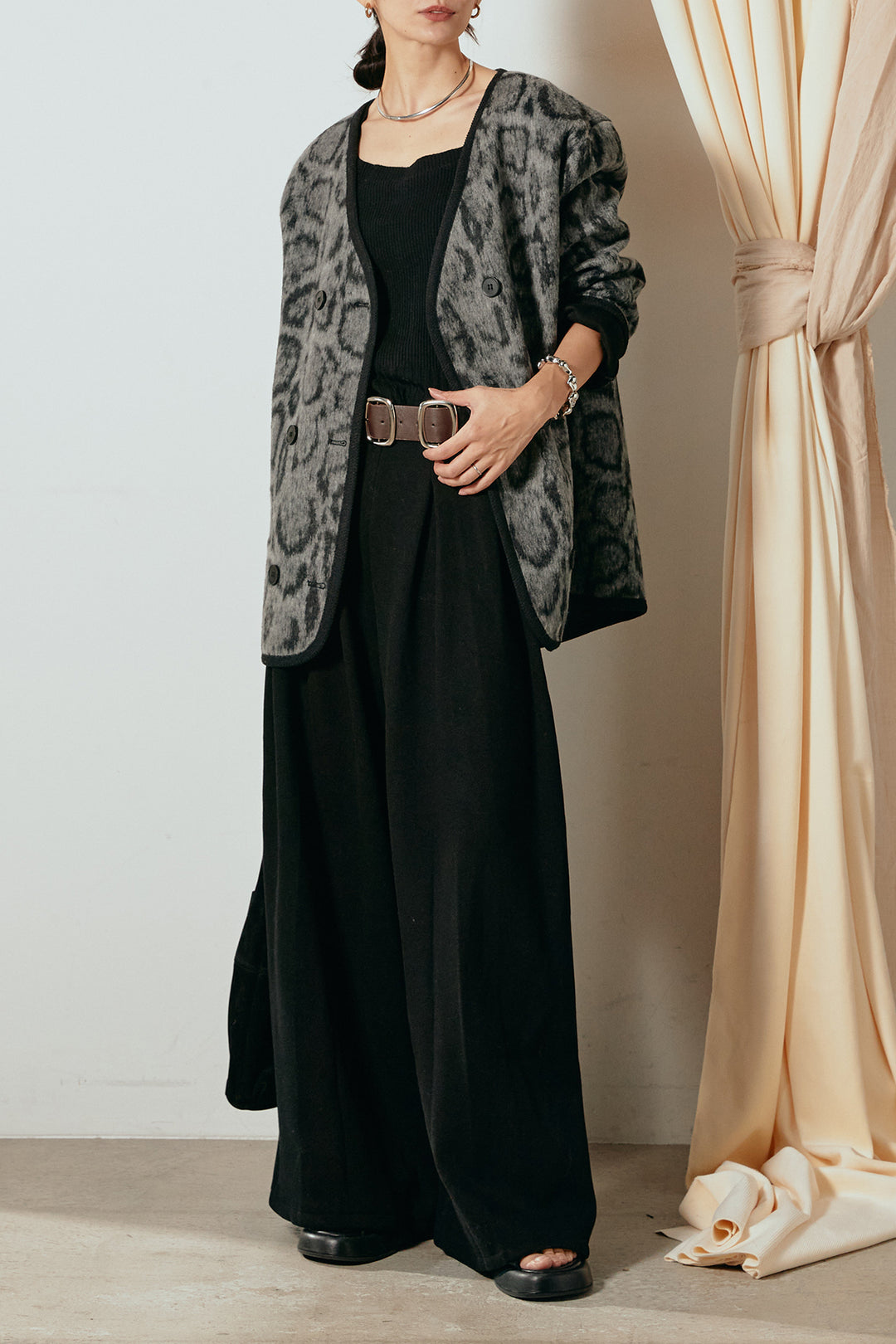 [SET]ノーカラーレオパード柄アウター+フェイクレザー太ベルト付きタックワイドパンツ(2set)