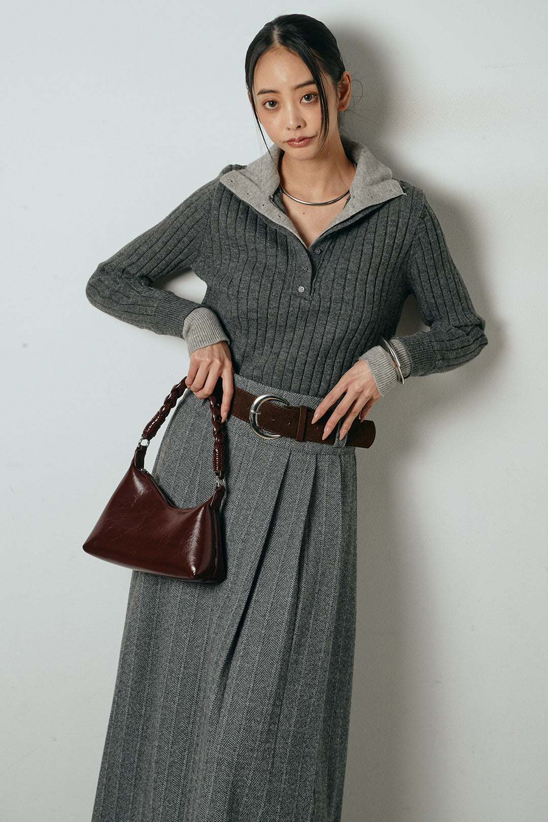 [SET]レイヤード風リブニットトップス+太ベルト付きヘリンボーンプリーツスカート(2set)