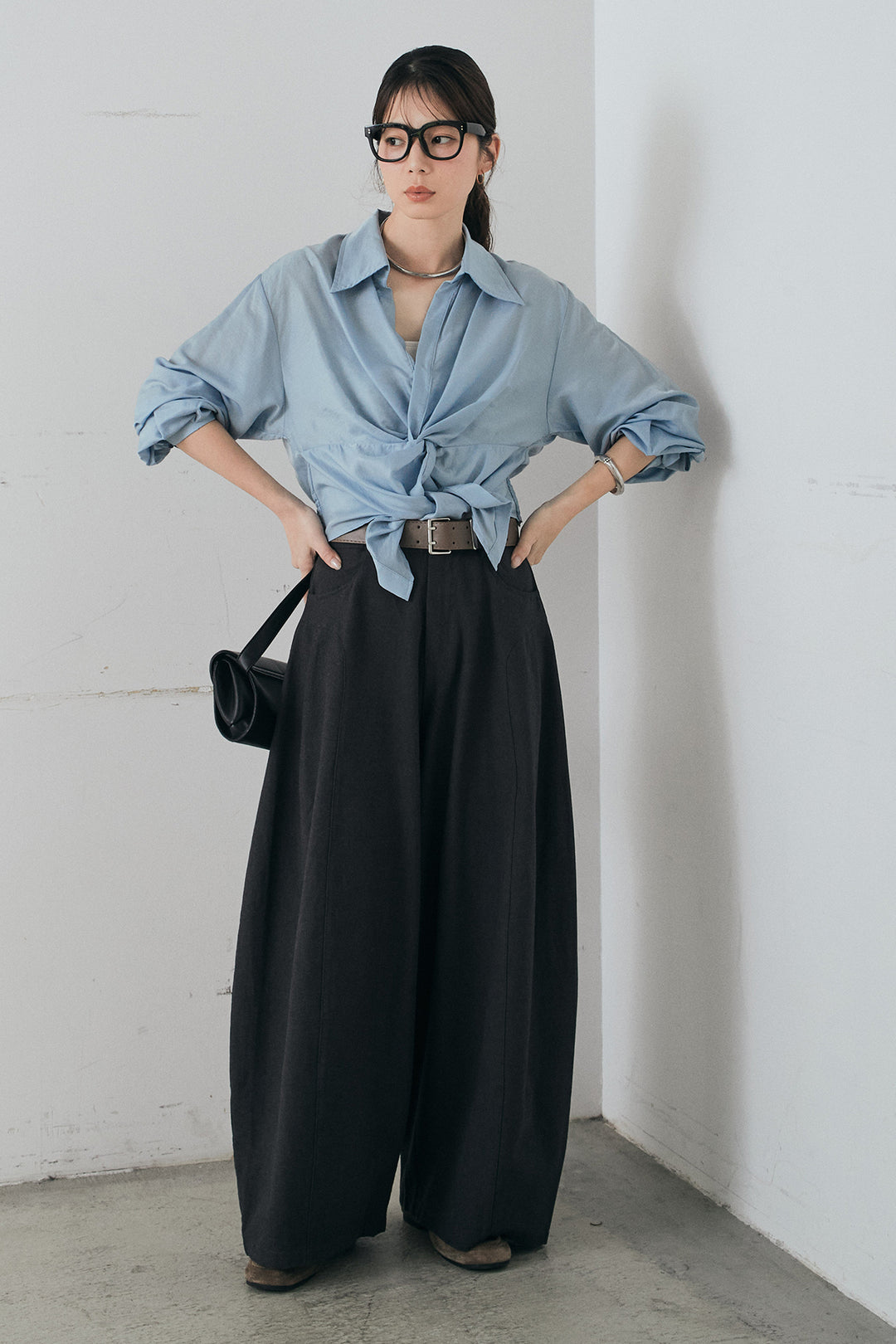 [SET]裾巻きツイストデザインシャツ+ベルト付きサイドタックワイドパンツ(2set)