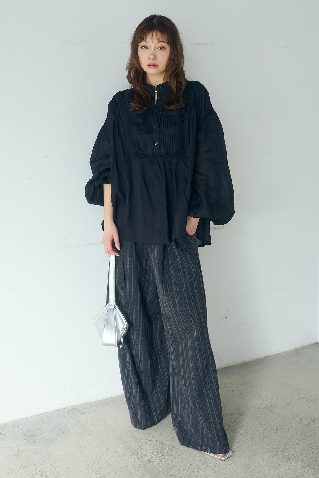 [SET]レース刺繍ラインバンドカラーシャツ+リネンライクピンストライプサイドデザインパンツ(2set)