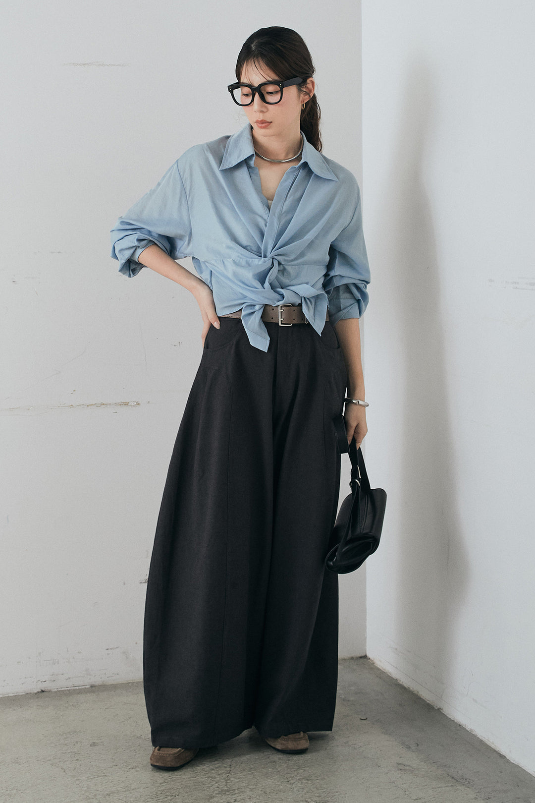[SET]裾巻きツイストデザインシャツ+ベルト付きサイドタックワイドパンツ(2set)