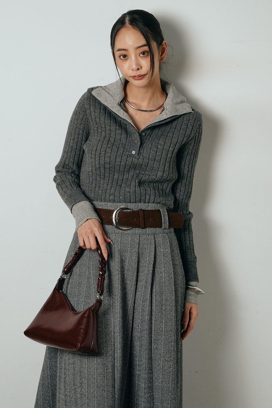 [SET]レイヤード風リブニットトップス+太ベルト付きヘリンボーンプリーツスカート(2set)