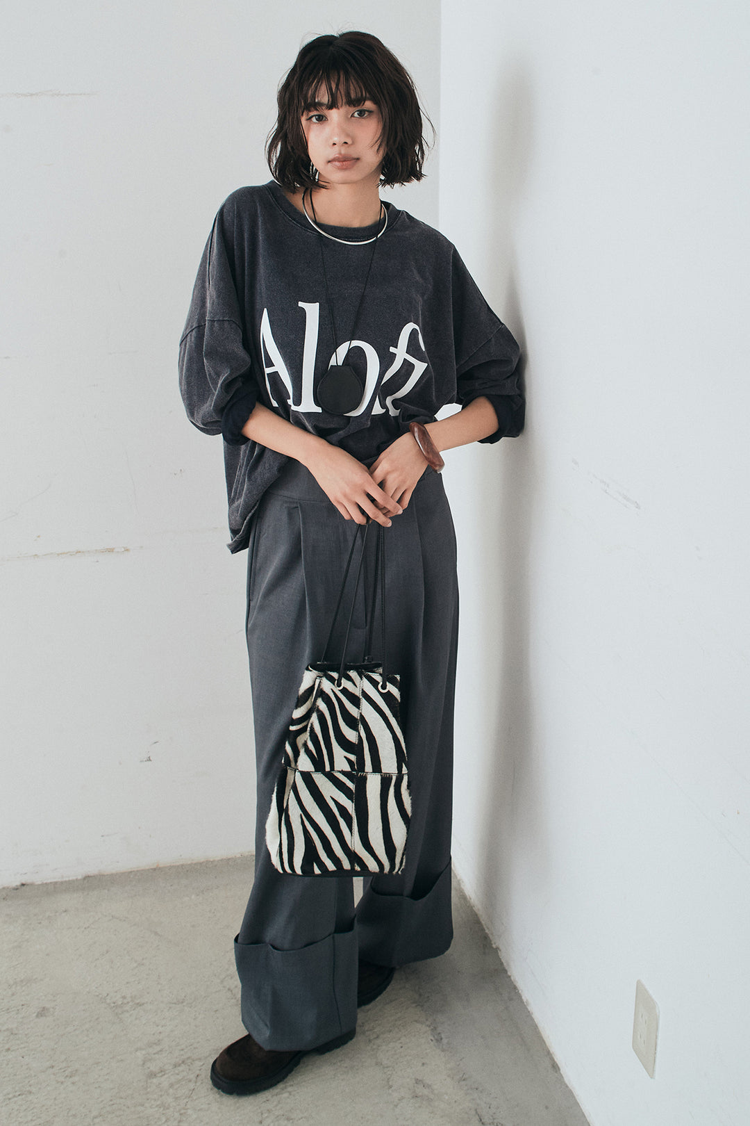 [SET]裾センタードロストロゴプリントワイドTシャツ+センタープレスセミワイドパンツ(2set)