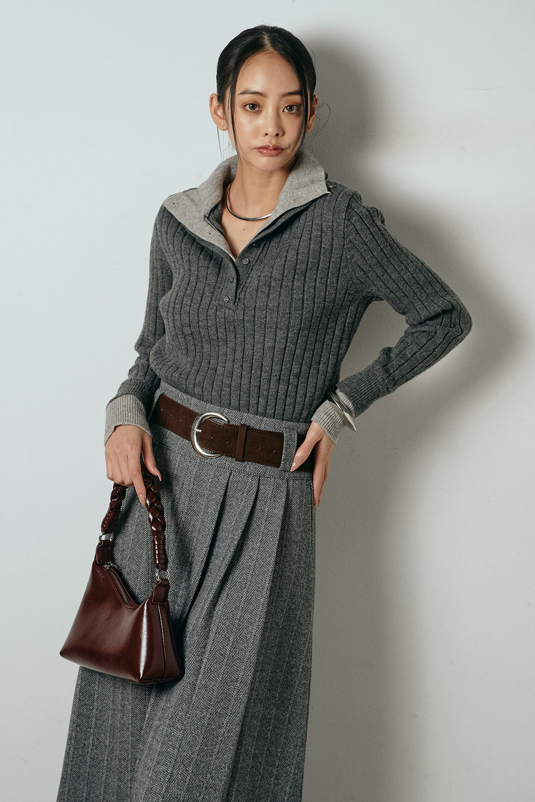 [SET]レイヤード風リブニットトップス+太ベルト付きヘリンボーンプリーツスカート(2set)