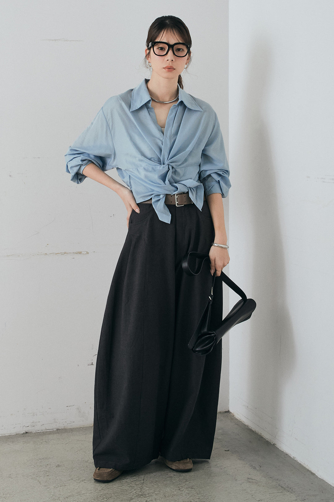[SET]裾巻きツイストデザインシャツ+ベルト付きサイドタックワイドパンツ(2set)