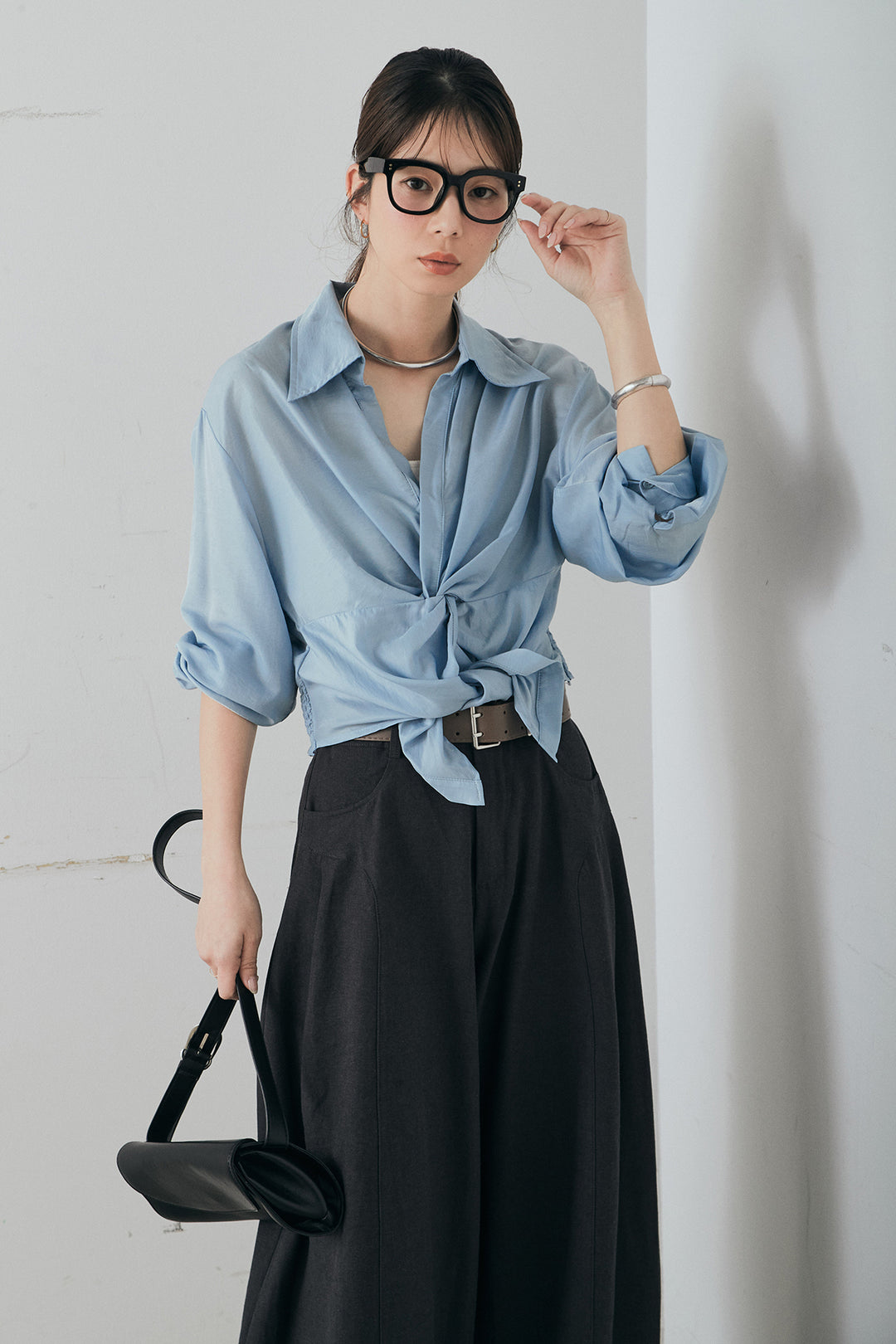 [SET]裾巻きツイストデザインシャツ+ベルト付きサイドタックワイドパンツ(2set)