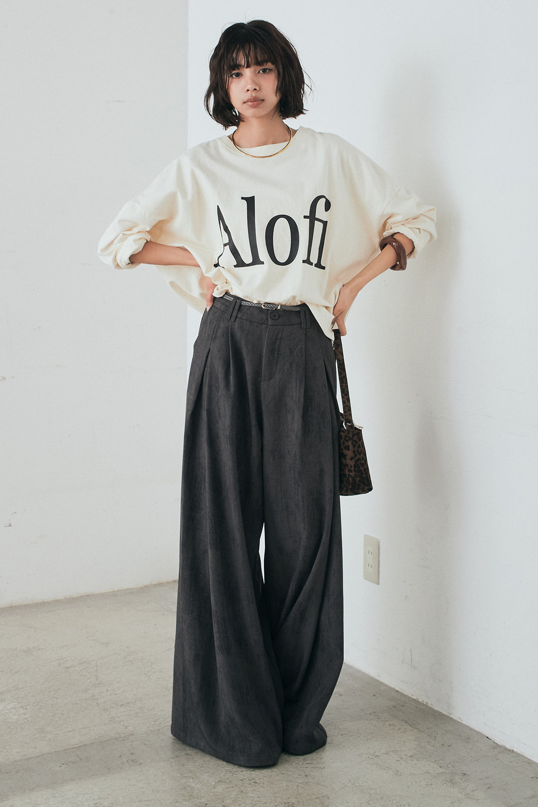 [SET]裾センタードロストロゴプリントワイドTシャツ+紐ベルト付きかすれ柄ワイドスラックス(2set)