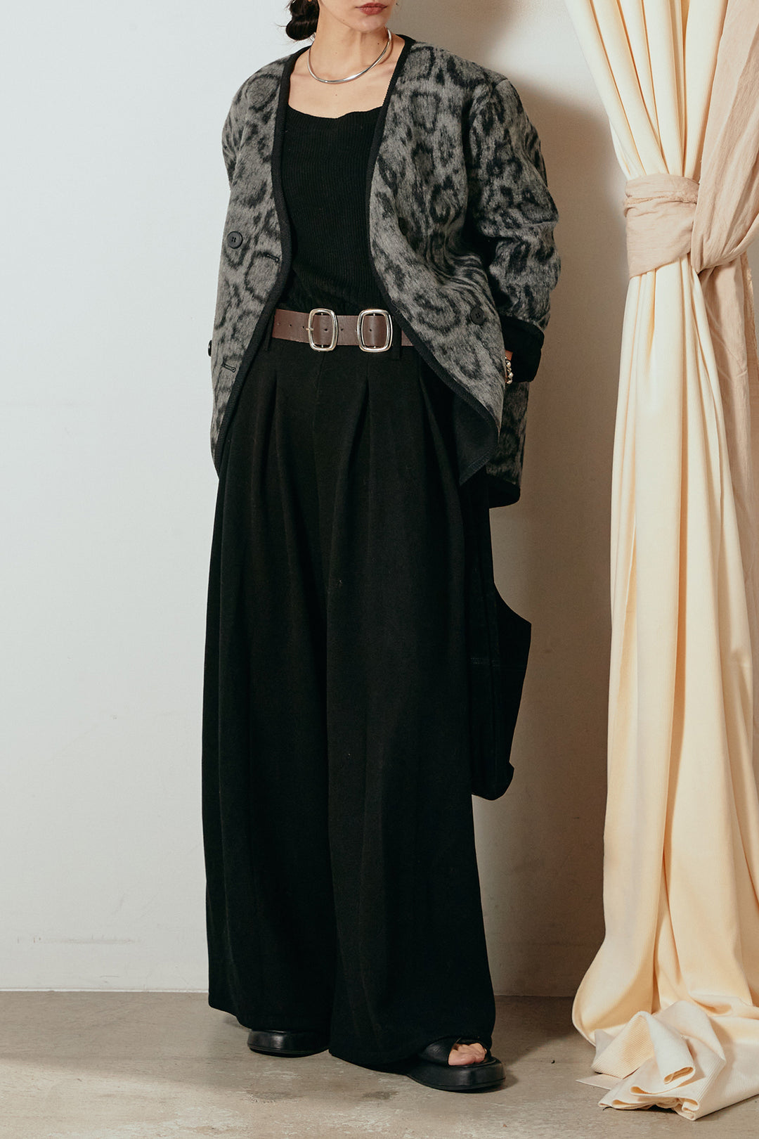 [SET]ノーカラーレオパード柄アウター+フェイクレザー太ベルト付きタックワイドパンツ(2set)