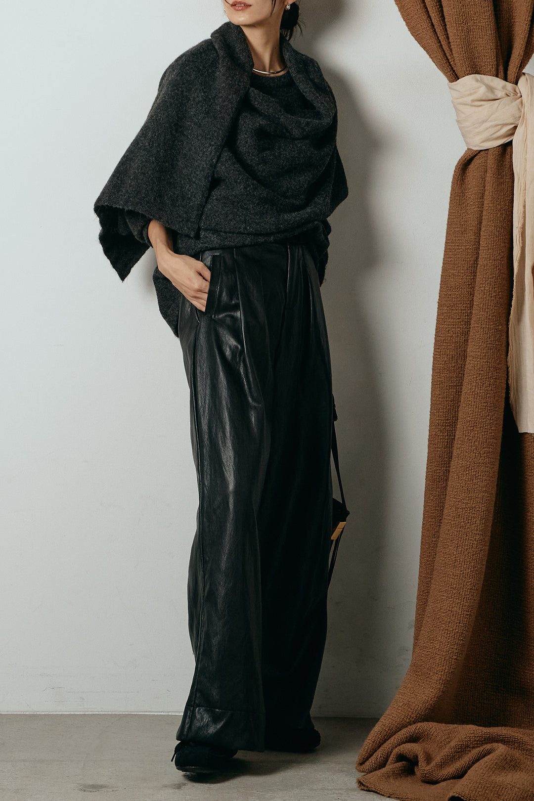 [SET]ネック巻きデザインニットトップス+ベルト付きレザーライクタックパンツ(2set)