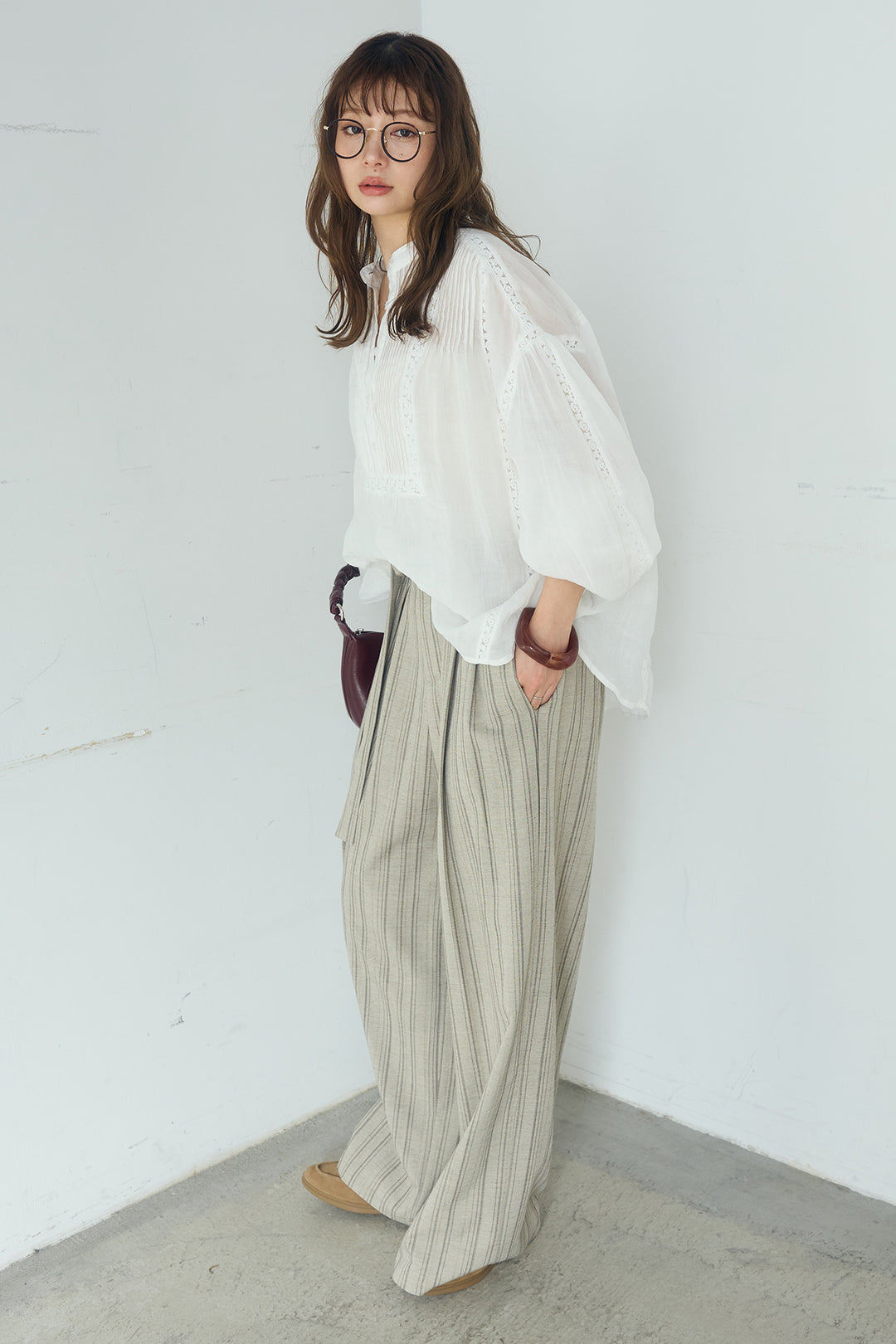 [SET]レース刺繍ラインバンドカラーシャツ+リネンライクピンストライプサイドデザインパンツ(2set)