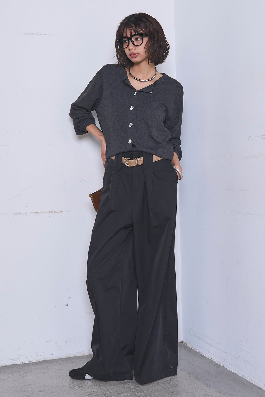 [SET]リサイクルポリニュアンス釦カーデ+ベルトループデザインハイウエストタックパンツ(2set)