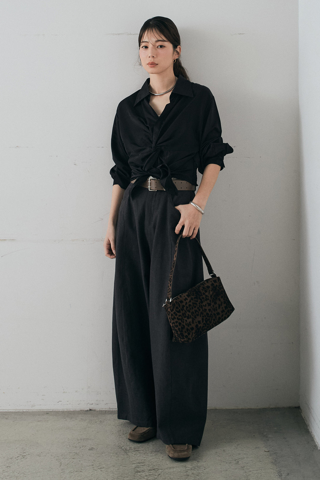 [SET]裾巻きツイストデザインシャツ+ベルト付きサイドタックワイドパンツ(2set)