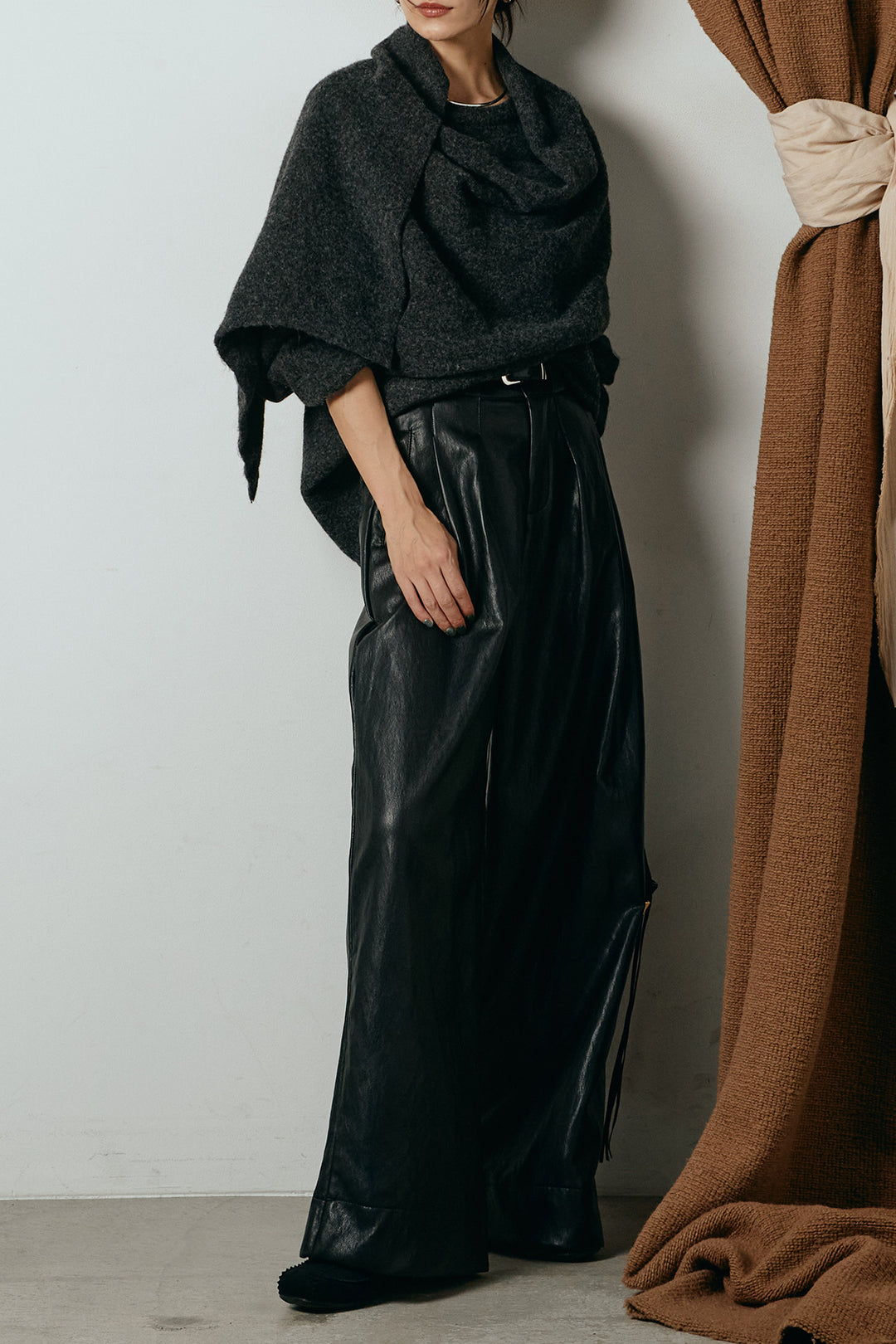 [SET]ネック巻きデザインニットトップス+ベルト付きレザーライクタックパンツ(2set)