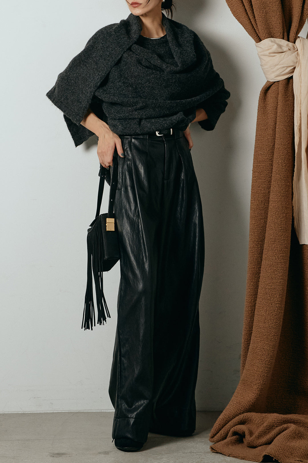 [SET]ネック巻きデザインニットトップス+ベルト付きレザーライクタックパンツ(2set)