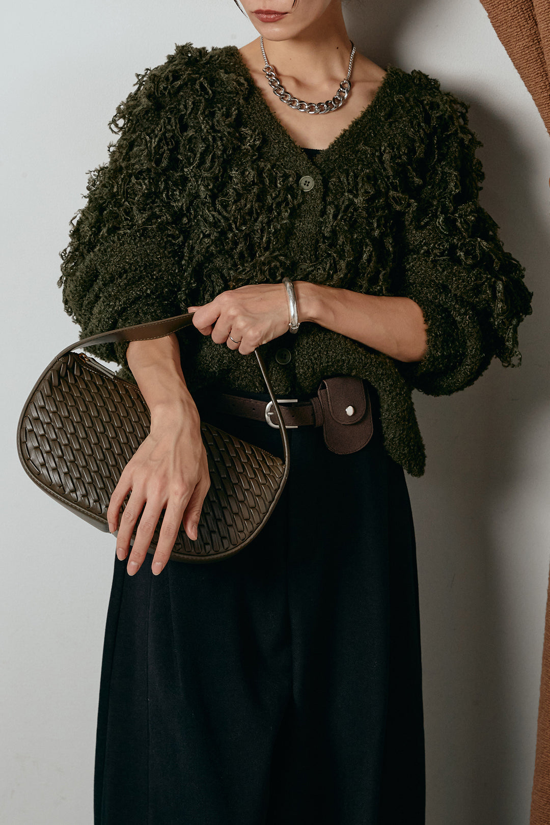 [SET]ループ編みVネックニットカーディガン+ポーチベルト付きカーブパンツ(2set)