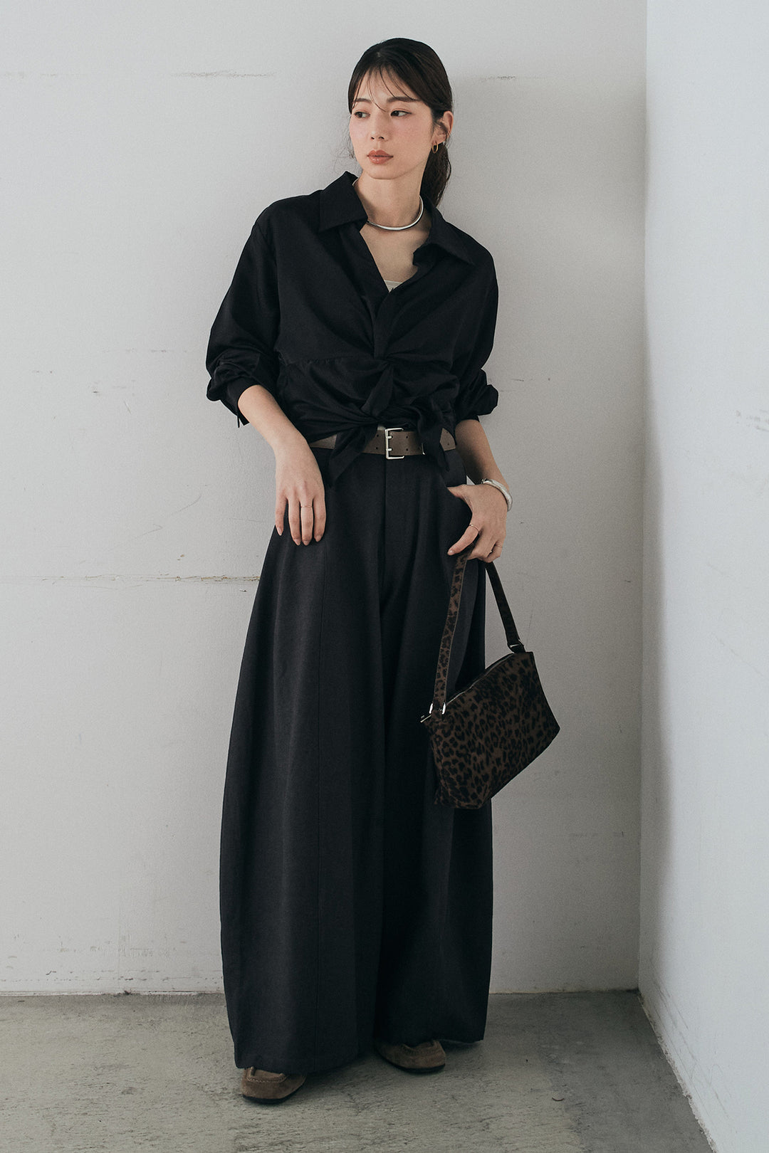 [SET]裾巻きツイストデザインシャツ+ベルト付きサイドタックワイドパンツ(2set)