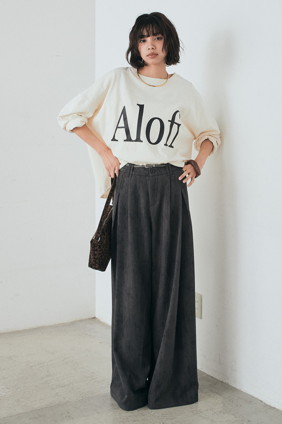 [SET]裾センタードロストロゴプリントワイドTシャツ+紐ベルト付きかすれ柄ワイドスラックス(2set)