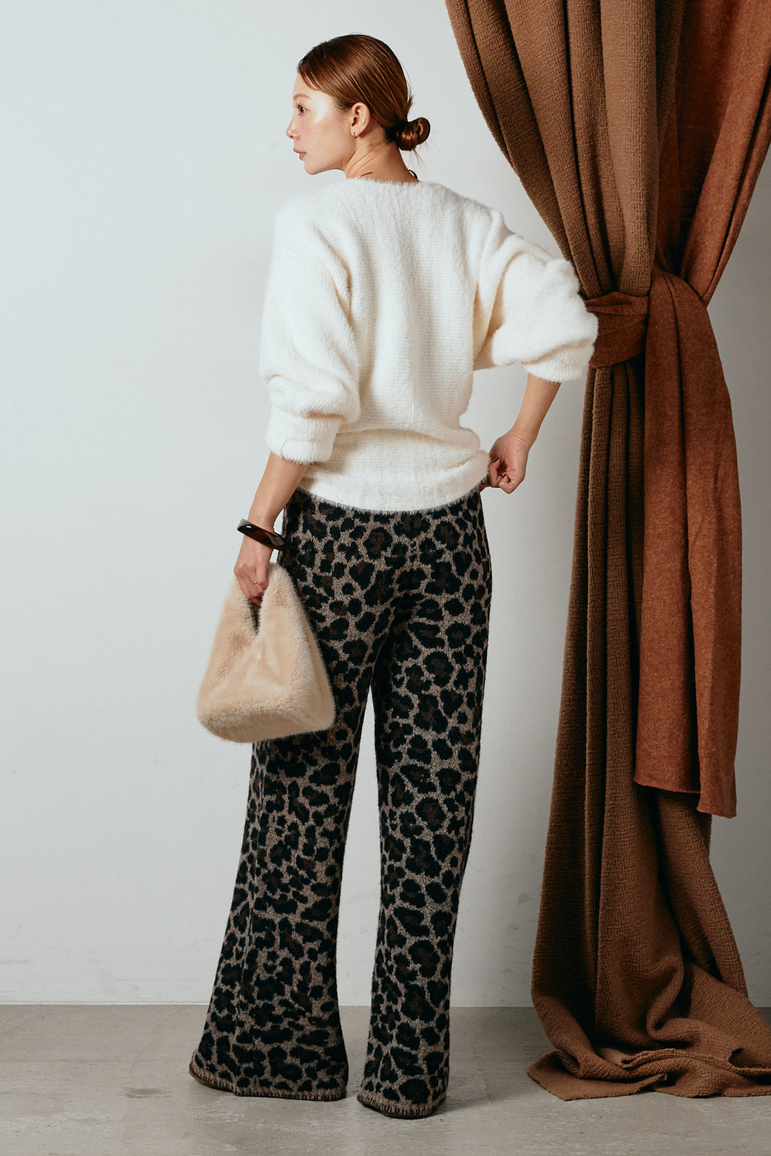 [SET]シャギーカシュクールニットトップス+リラックスレオパード柄ニットパンツ(2set)