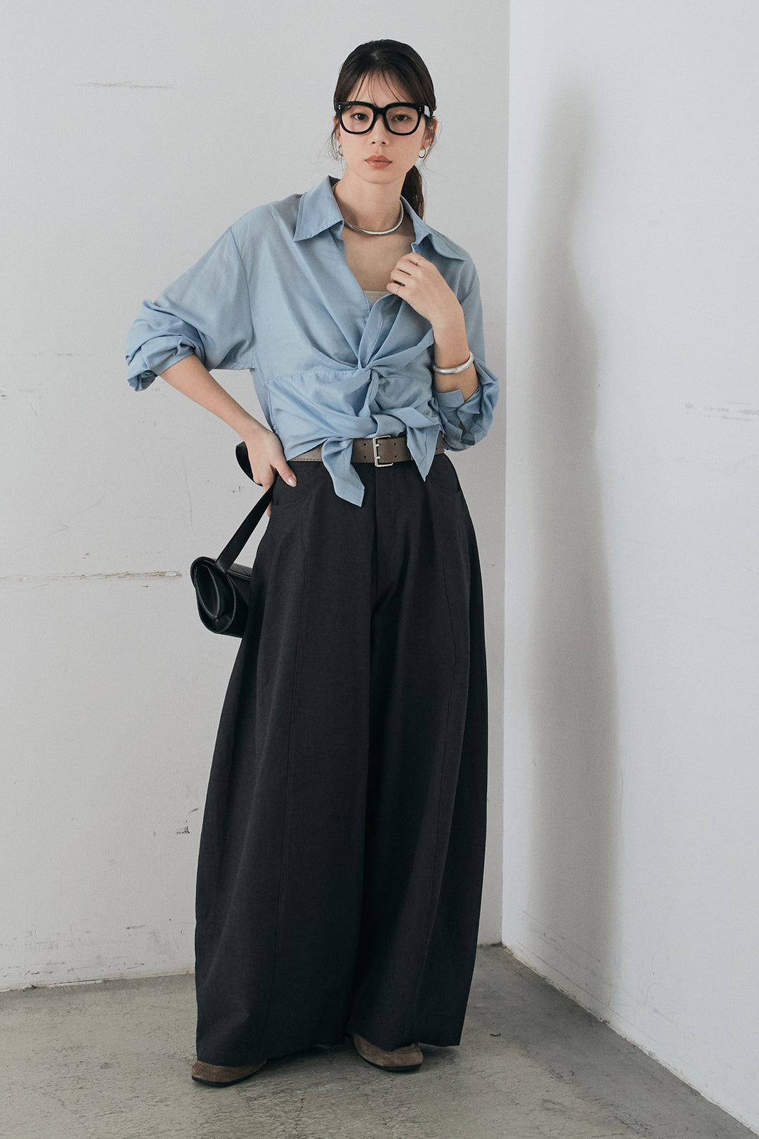 [SET]裾巻きツイストデザインシャツ+ベルト付きサイドタックワイドパンツ(2set)