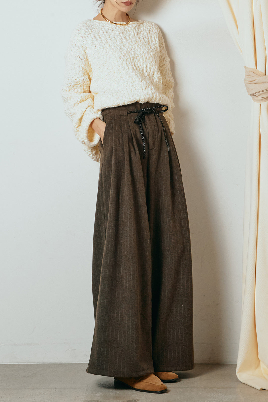 [SET]ボリューム編みニットプルオーバー+編みベルト付きピンストライプワイドパンツ(2set)
