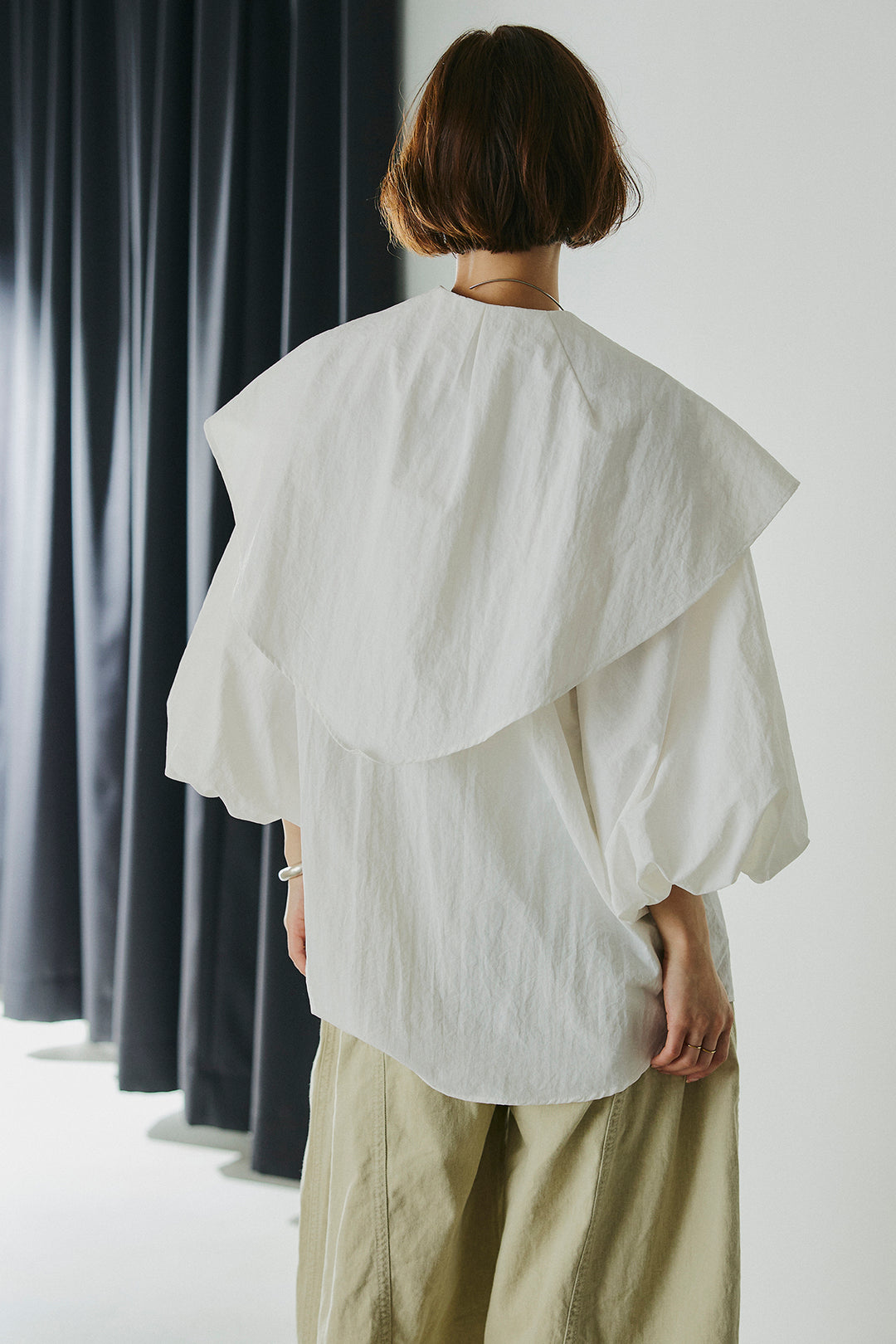 [SET]ケープカラーナイロンブラウス+サイドベルトカーブワイドパンツ(2set)