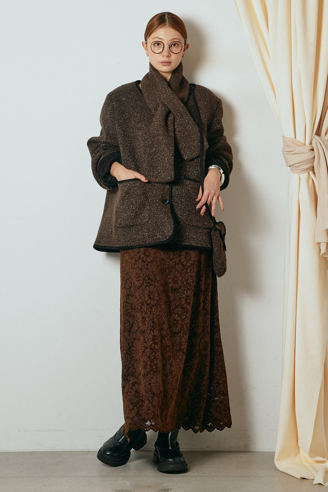 [SET]ノーカラーマフラーバッグ付きアウター+花柄刺繍ベロアフレアスカート(2set)