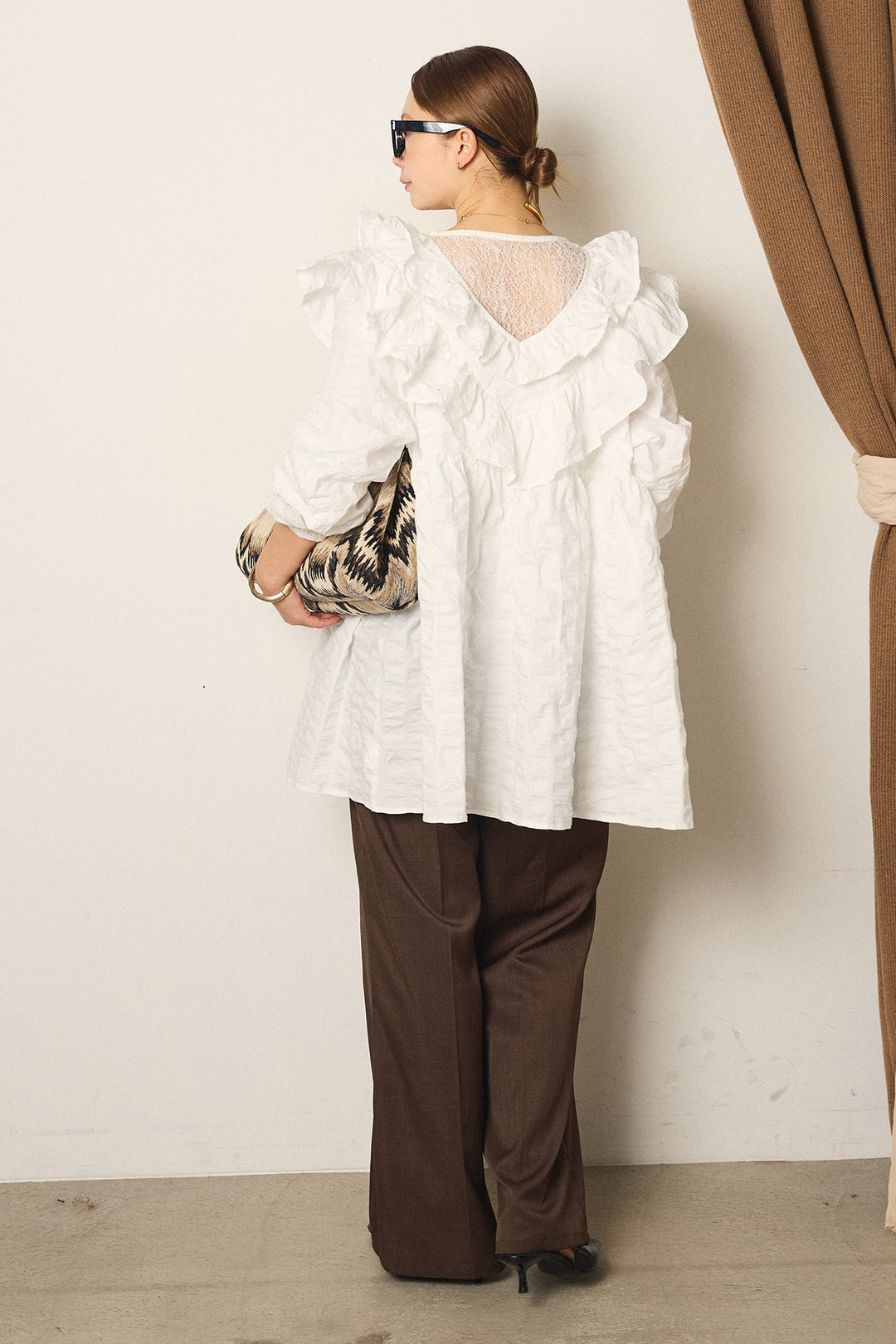 [SET]Vネックフリルカラーブラウス+ツイルスプリングカラータックパンツ+ストレッチレースクルーネックインナー(3set)