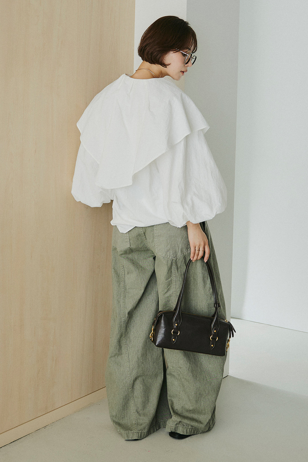 [SET]ケープカラーナイロンブラウス+サイドベルトカーブワイドパンツ(2set)